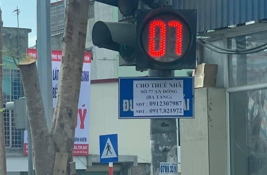 Cần xử lý nghiêm hành vi quảng cáo lên biển báo giao thông